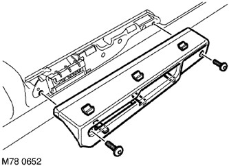 3. Отстранете 2-те винта, закрепващи долната декоративна облицовка на облегалката.