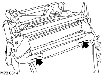 6. Освободете скобите, които фиксират облицовката на облегалката към дъното на панела на…