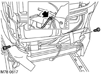 12. Освободете кабелите от скобата и ги прекарайте през тапицерията на облегалката.