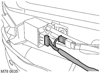 13. Изключете съединителя на кабела за лумбална опора от помпата и макарата.
