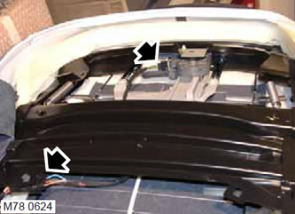 10. Изключете подложките от конекторите на електродвигателите за регулиране на облегалката за глава…