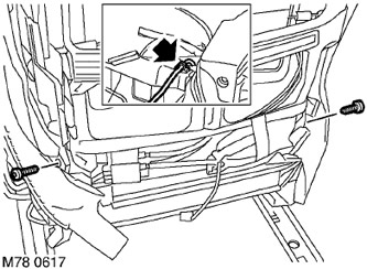 14. Отстранете 2-та винта Torx и отстранете рамката на облегалката от рамката на седалката.