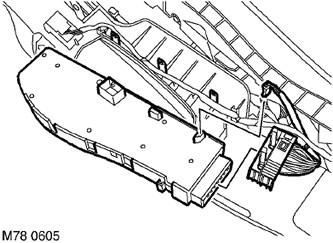 5. Освободете ключалките, разкачете съединителните блокове и отстранете превключвателния блок.