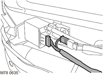 13. Изключете съединителя на кабела за лумбална опора от помпата и макарата.