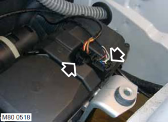 8. Отстранете нагревателя от опората, разкачете съединителните блокове и преместете уреда настрани.
