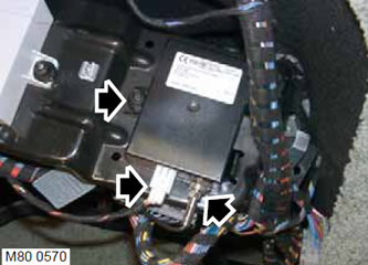 7. Разхлабете гайката и изключете коаксиалния кабел.