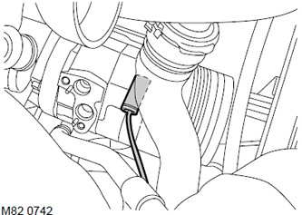 10. Отстранете винта, закрепващ скобата на маркуча на междинния охладител за зареден въздух…