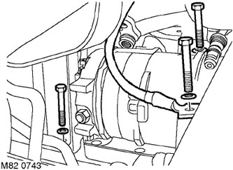 12. Развийте винта, закрепващ клемата на заземяващия кабел на компресора, и преместете кабела…