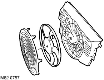 11. Натиснете 7-те пружинни скоби, закрепващи решетката на вентилатора, и отстранете решетката от…