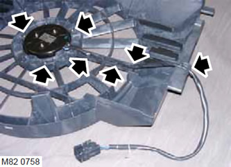14. Отстранете 3-те винта Torx, закрепващи двигателя на вентилатора към капака, и отстранете…