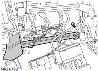 7. Отстранете винта, закрепващ подовия канал към скобата. Отстранете въздуховода.