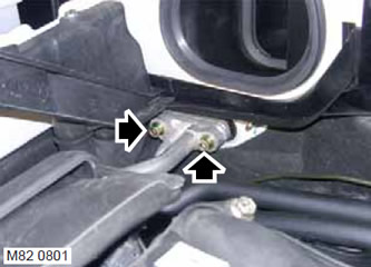 9. Отстранете 2-те шестостенни винта, закрепващи тръбите на климатика към преградата, разкачете…