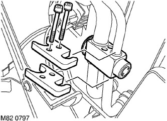 10. Отстранете 2-те шестостенни винта, закрепващи тръбите на климатика към модула TXV, освободете…