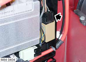 3. Изключете релето и блока от кутията с предпазители, разположена на стената на двигателното…