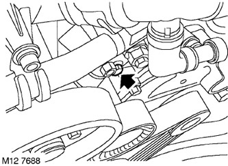 5. Докато държите обтегача в прибрано положение, затегнете монтажния болт на обтегача.