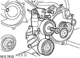 7. Развийте гайката, закрепваща обтегача към регулиращата скоба.