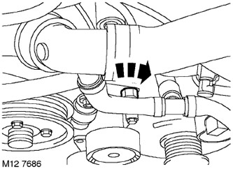 6. С помощта на гаечен ключ 17 мм завъртете обтегача на ремъка по посока на часовниковата стрелка,…