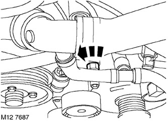 11. С помощта на гаечен ключ 17 mm завъртете обтегача в посока, обратна на часовниковата стрелка,…