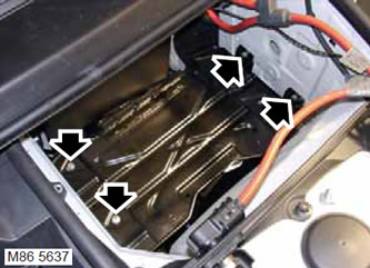 4. Отстранете 4-те болта и опорната тава на батерията.