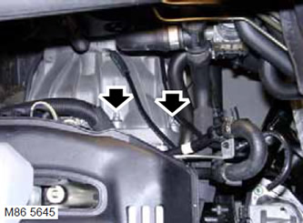 9. Развийте 2 болта Torx и отстранете стартера за достъп до електрическите конектори.