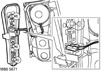 4. Разхлабете закрепването и извадете гнездото на лампата от фенерчето.