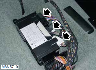 4. Разхлабете и разкачете 3-те конектора от BCU.