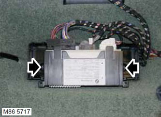 5. Развийте 2-те гайки, закрепващи държача.