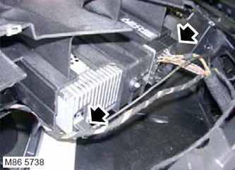 3. Освободете корпуса на дисплея и кабелния сноп от конзолата, разкачете конекторите и кабела на…