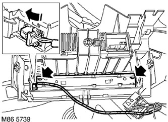 4. Разхлабете крепежните елементи на дисплея на гърба на кутията.