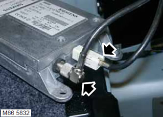 12. Разхлабете гайката и разкачете коаксиалния проводник.